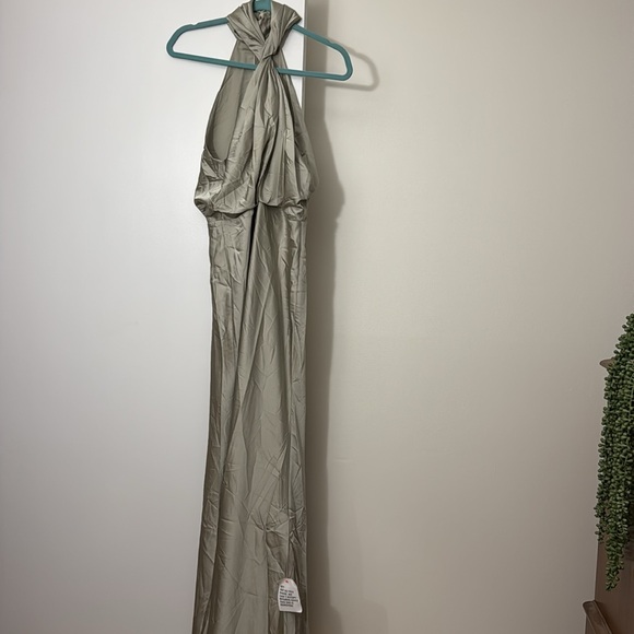 ASOS DESIGN Bridesmaid satin ruched halter neck maxi dress in sage green - Picture 6 of 11